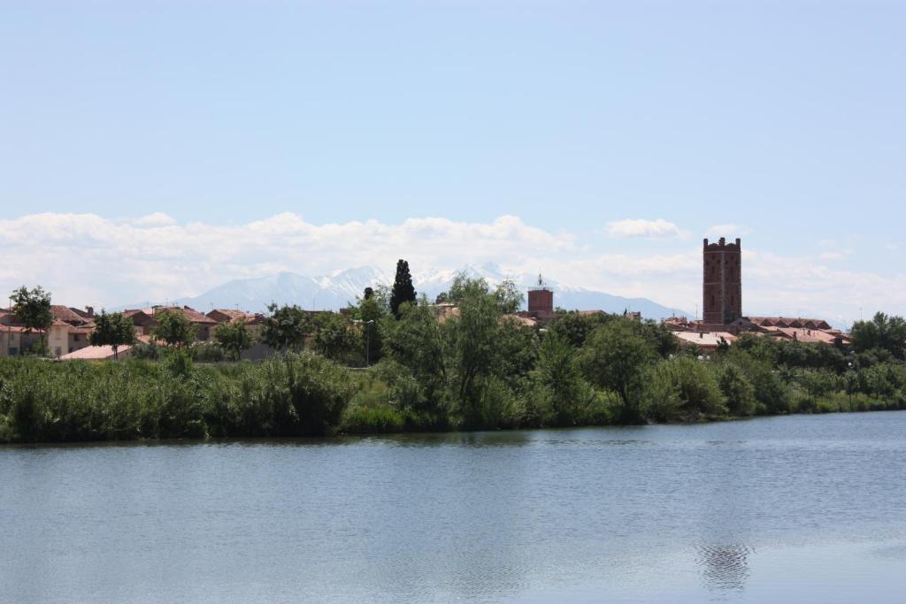 Hotel" La Tour De L'Horloge " Rivesaltes Kültér fotó