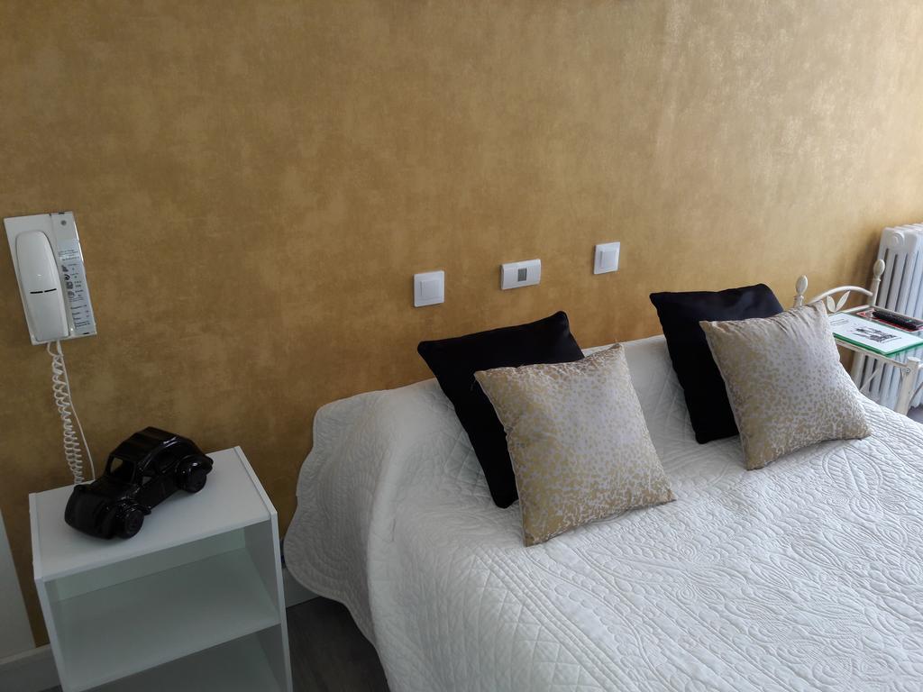 Hotel" La Tour De L'Horloge " Rivesaltes Kültér fotó