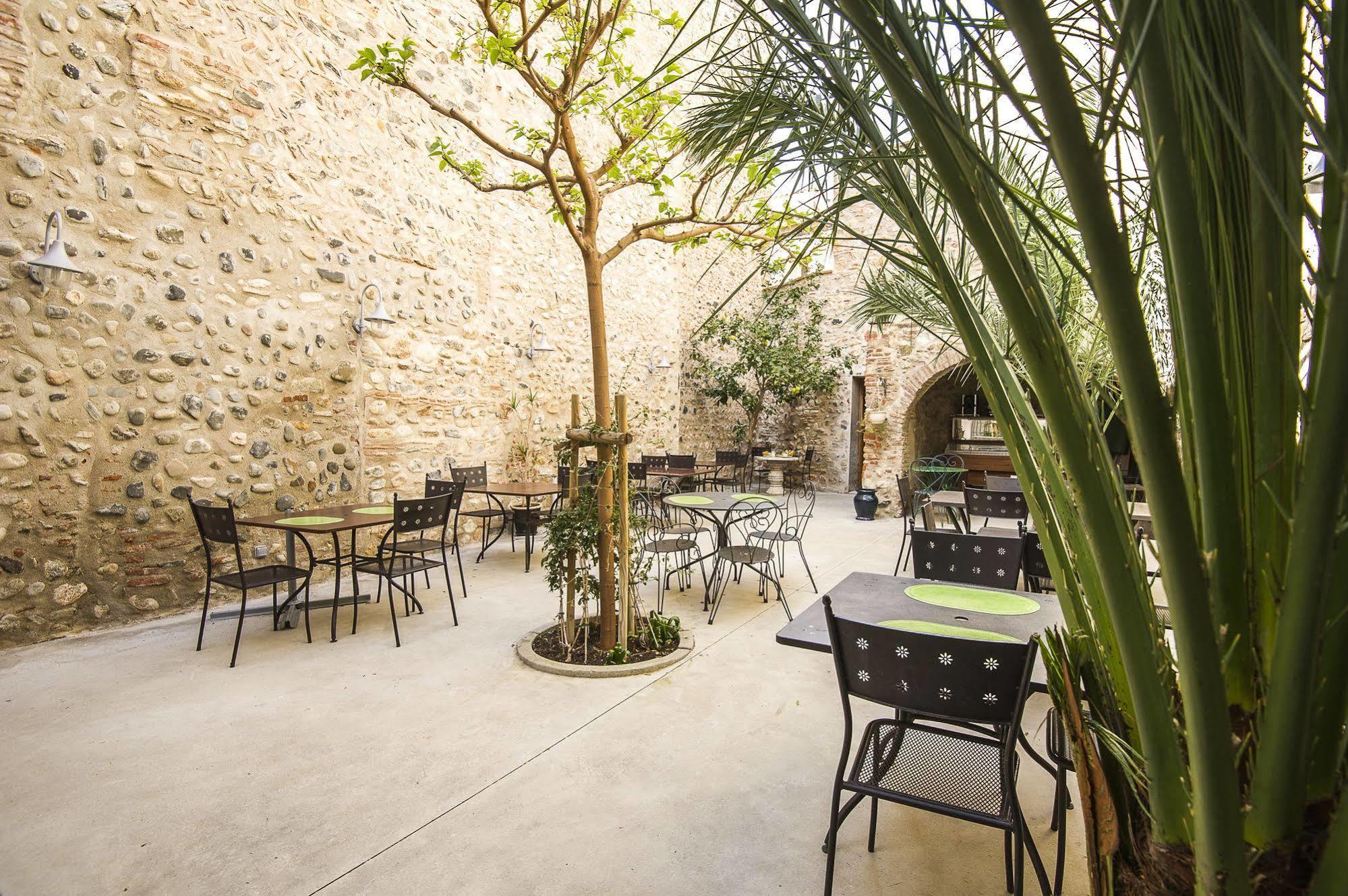 Hotel" La Tour De L'Horloge " Rivesaltes Kültér fotó